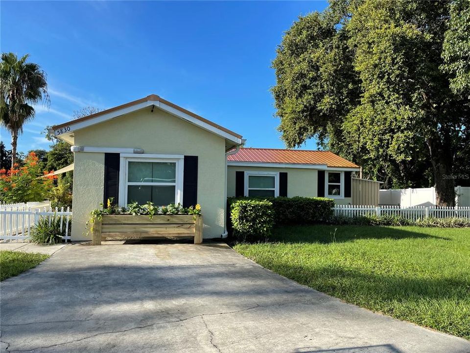 For Sale: $399,000 (2 beds, 1 baths, 1266 Square Feet)