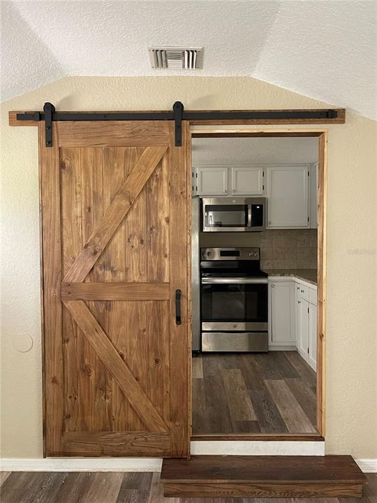 For Sale: $399,000 (2 beds, 1 baths, 1266 Square Feet)