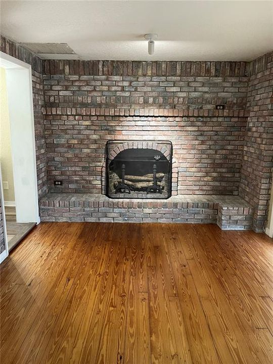 For Sale: $399,000 (2 beds, 1 baths, 1266 Square Feet)