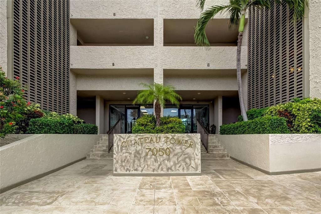 合同活跃: $269,900 (2 贝兹, 2 浴室, 1055 平方英尺)