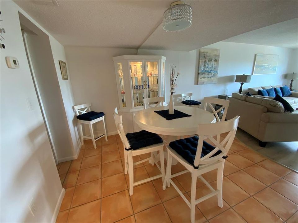 合同活跃: $269,900 (2 贝兹, 2 浴室, 1055 平方英尺)