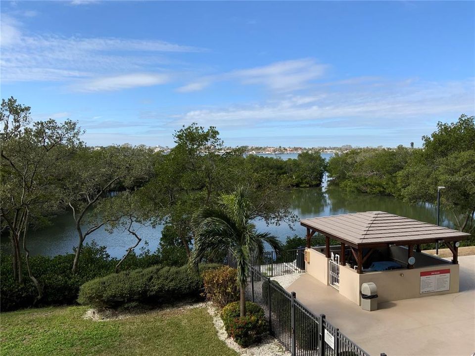 合同活跃: $269,900 (2 贝兹, 2 浴室, 1055 平方英尺)