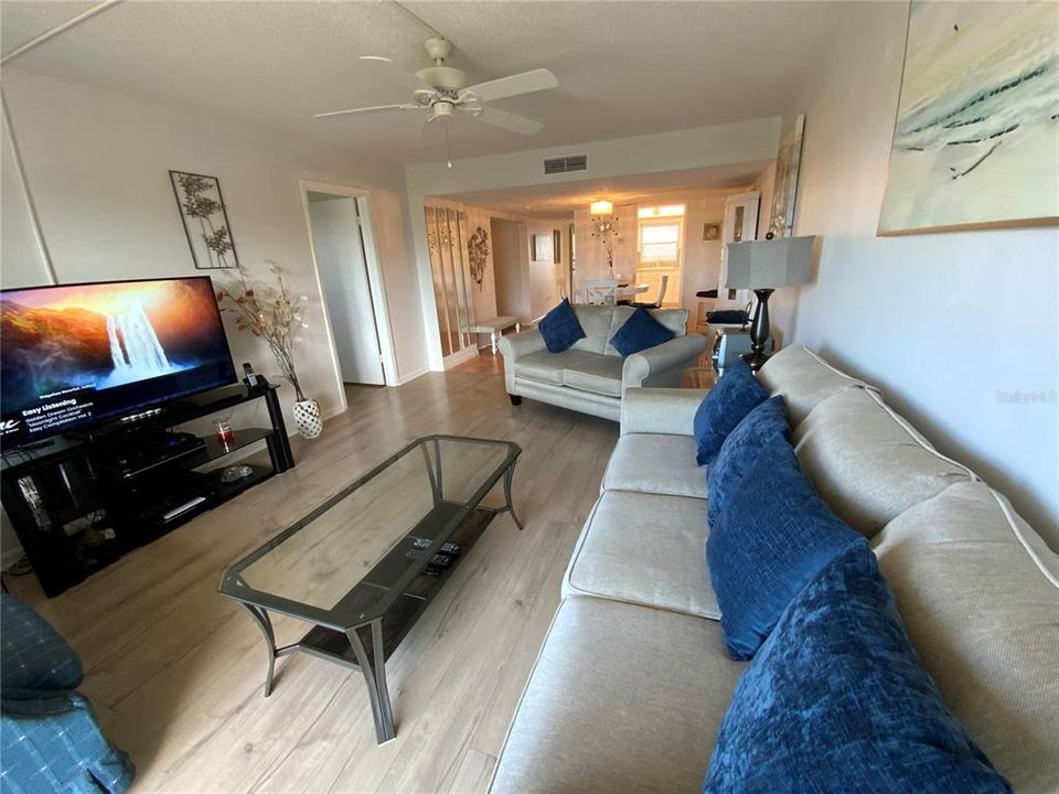 合同活跃: $269,900 (2 贝兹, 2 浴室, 1055 平方英尺)