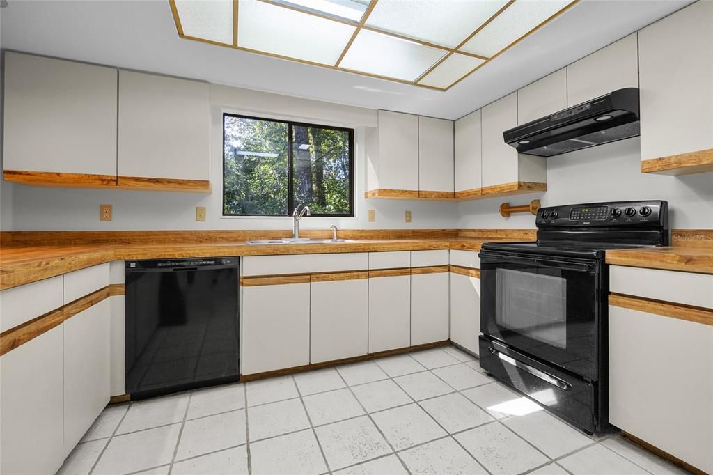 Active With Contract: $369,000 (3 beds, 2 baths, 1941 Square Feet)