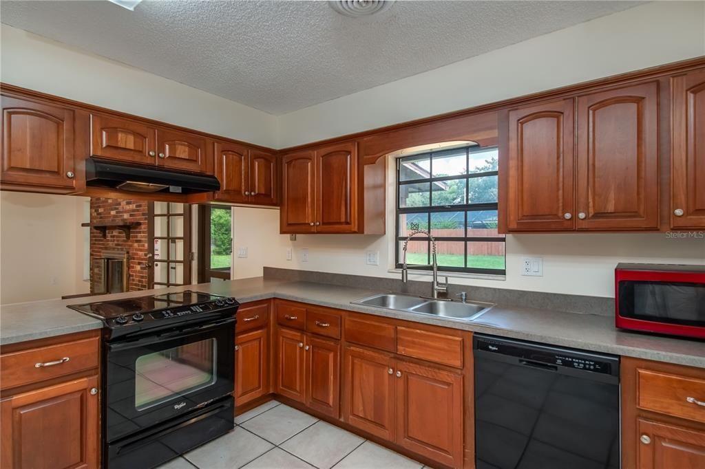 Active With Contract: $2,000 (3 beds, 2 baths, 1728 Square Feet)