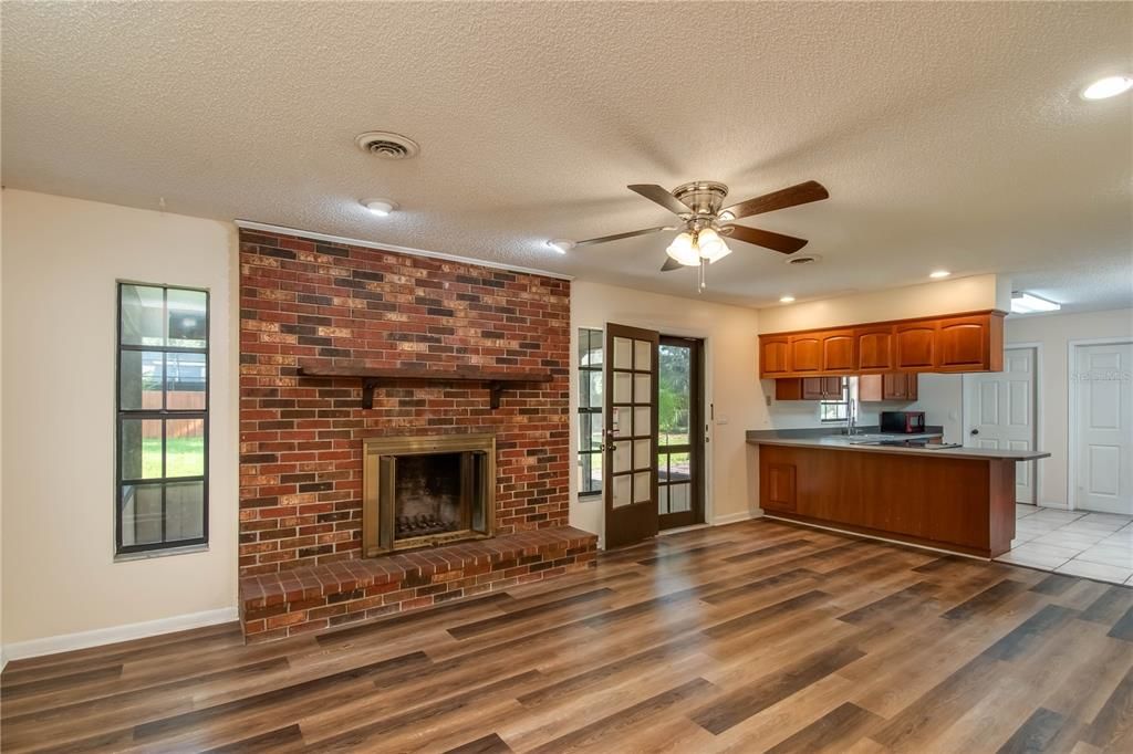 Active With Contract: $2,000 (3 beds, 2 baths, 1728 Square Feet)