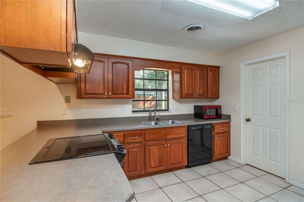 Active With Contract: $2,000 (3 beds, 2 baths, 1728 Square Feet)