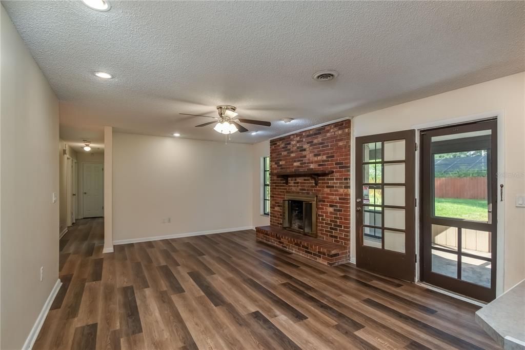 Active With Contract: $2,000 (3 beds, 2 baths, 1728 Square Feet)