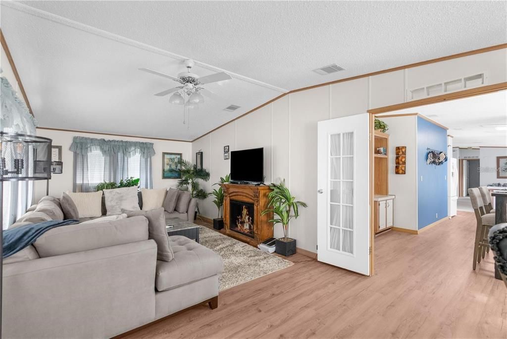 En Venta: $235,000 (3 camas, 2 baños, 1924 Pies cuadrados)