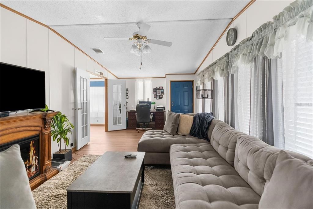 En Venta: $235,000 (3 camas, 2 baños, 1924 Pies cuadrados)