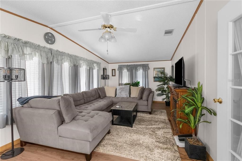 En Venta: $235,000 (3 camas, 2 baños, 1924 Pies cuadrados)