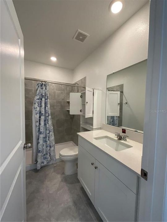 For Rent: $1,400 (1 beds, 1 baths, 900 Square Feet)