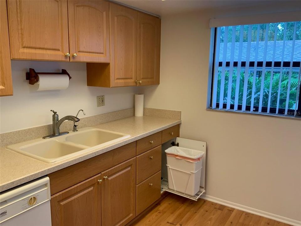 合同活跃: $2,200 (2 贝兹, 2 浴室, 1250 平方英尺)