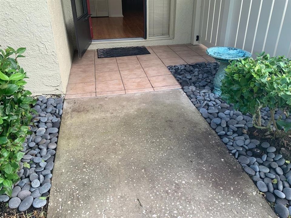 合同活跃: $2,200 (2 贝兹, 2 浴室, 1250 平方英尺)