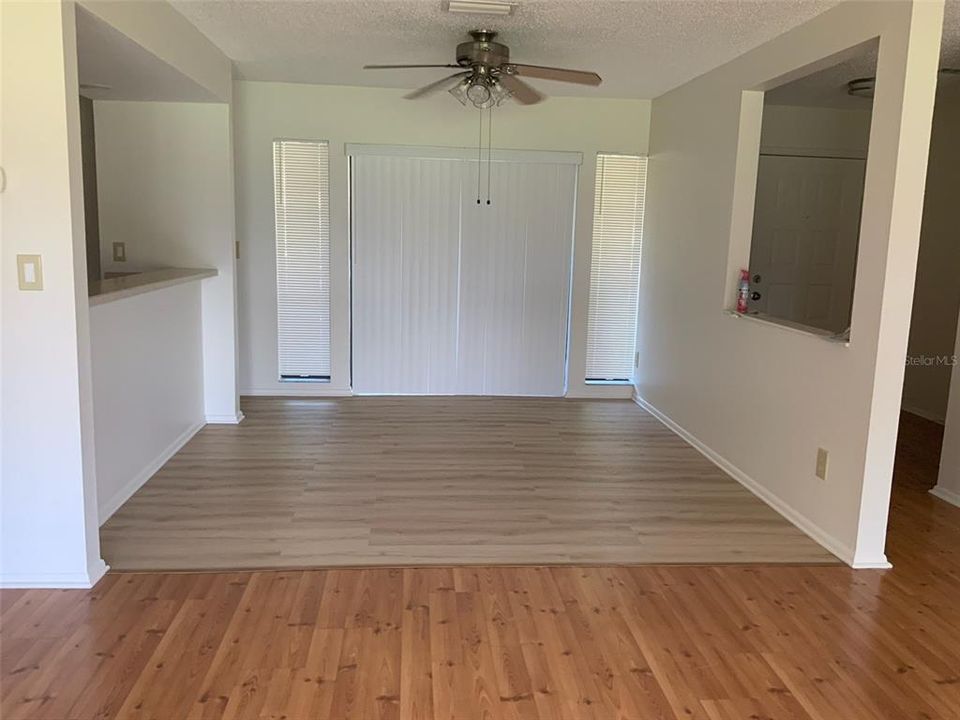 合同活跃: $2,200 (2 贝兹, 2 浴室, 1250 平方英尺)