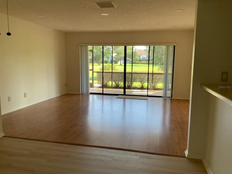 合同活跃: $2,200 (2 贝兹, 2 浴室, 1250 平方英尺)