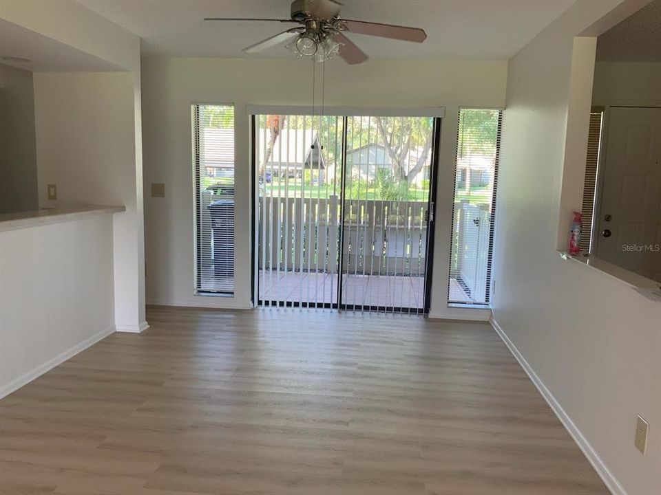 合同活跃: $2,200 (2 贝兹, 2 浴室, 1250 平方英尺)