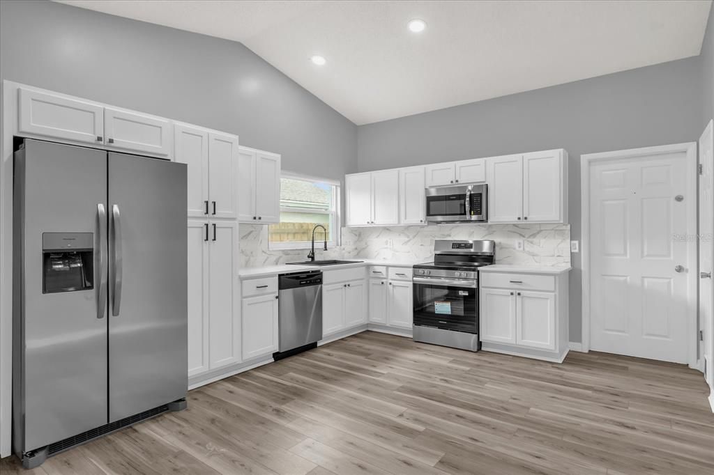 Active With Contract: $419,900 (3 beds, 2 baths, 1539 Square Feet)