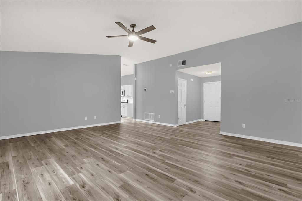 Active With Contract: $419,900 (3 beds, 2 baths, 1539 Square Feet)