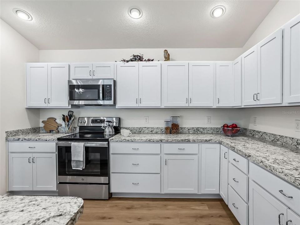 На продажу: $299,900 (2 спален, 2 ванн, 1240 Квадратных фут)