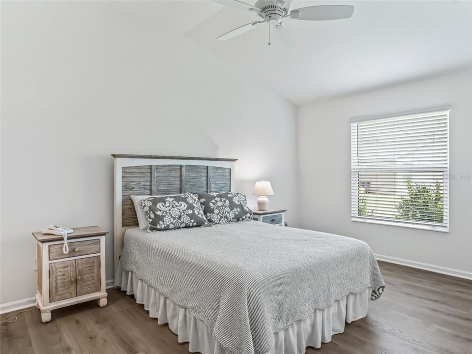 На продажу: $299,900 (2 спален, 2 ванн, 1240 Квадратных фут)