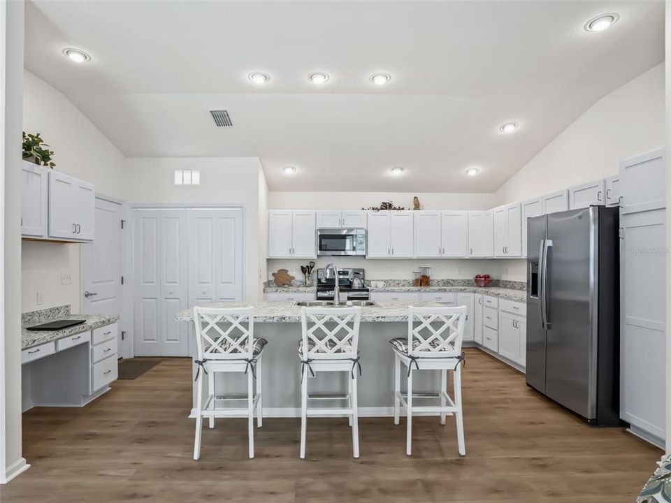 На продажу: $299,900 (2 спален, 2 ванн, 1240 Квадратных фут)