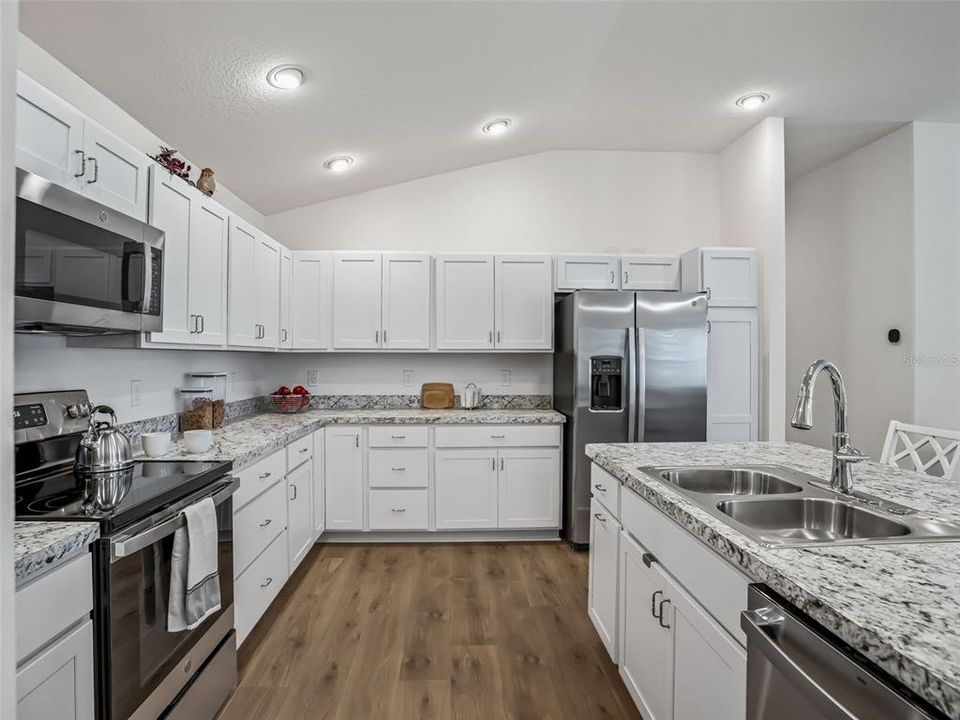 На продажу: $299,900 (2 спален, 2 ванн, 1240 Квадратных фут)