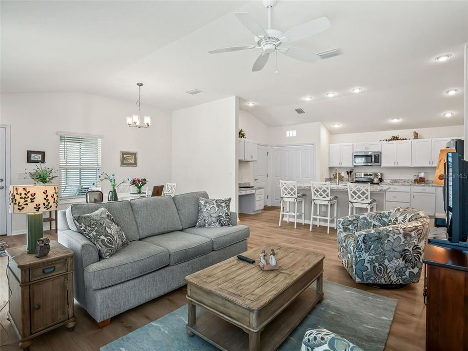 На продажу: $299,900 (2 спален, 2 ванн, 1240 Квадратных фут)