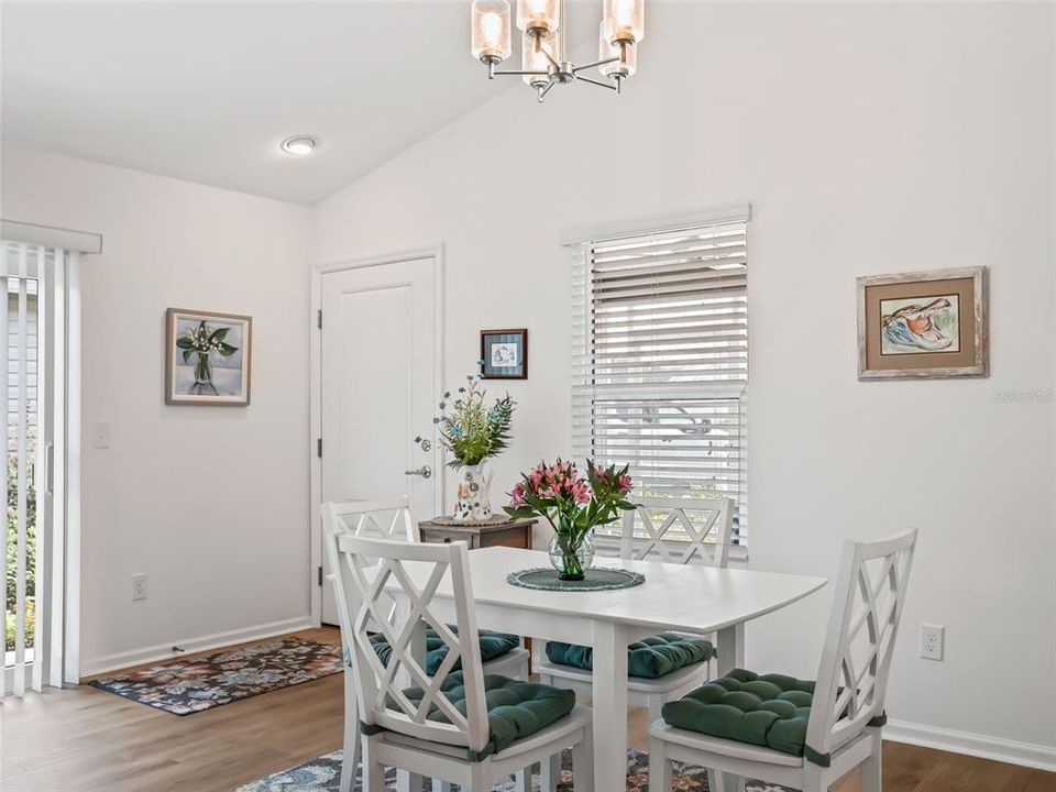 На продажу: $299,900 (2 спален, 2 ванн, 1240 Квадратных фут)