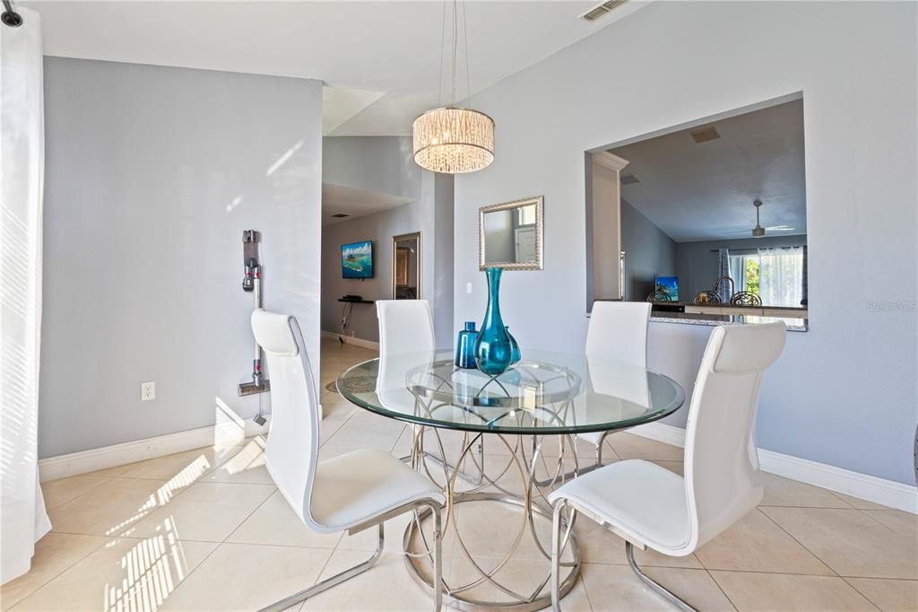 На продажу: $330,000 (3 спален, 2 ванн, 1825 Квадратных фут)