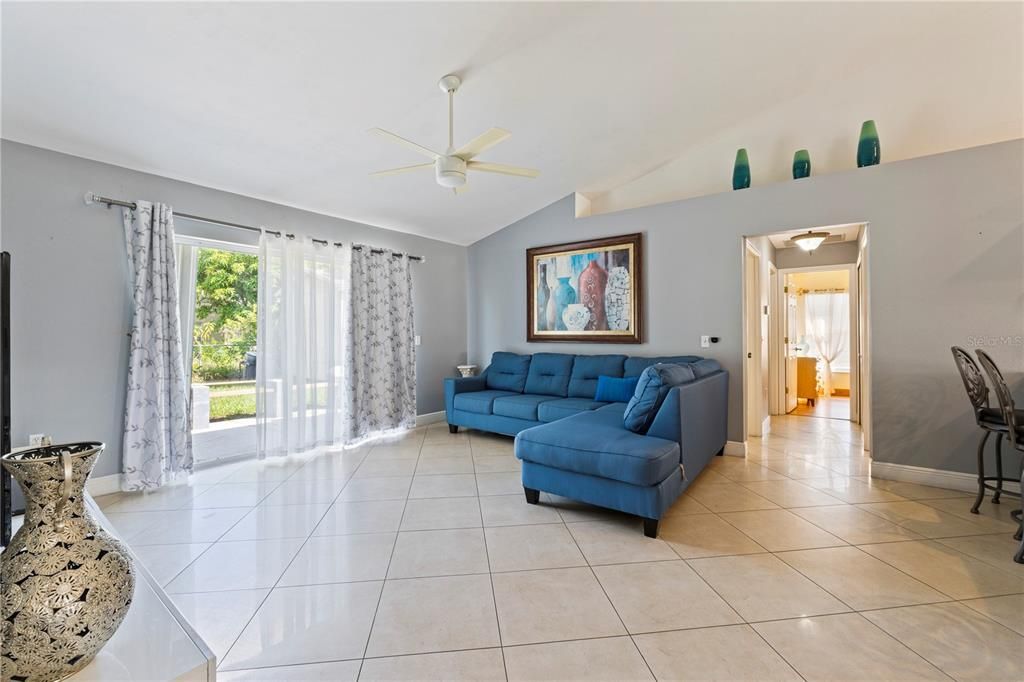 На продажу: $330,000 (3 спален, 2 ванн, 1825 Квадратных фут)