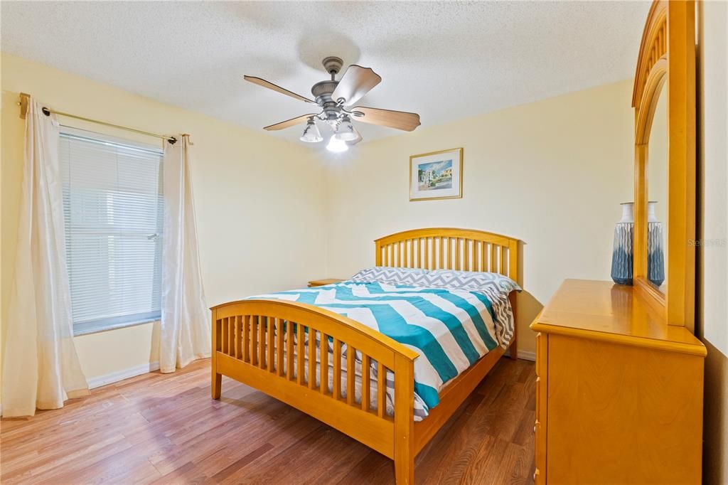 На продажу: $330,000 (3 спален, 2 ванн, 1825 Квадратных фут)