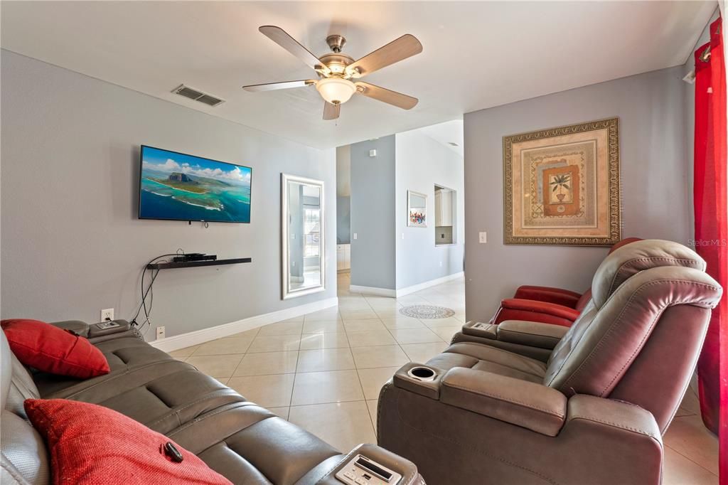 На продажу: $330,000 (3 спален, 2 ванн, 1825 Квадратных фут)