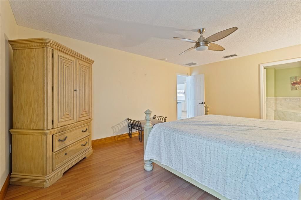 На продажу: $330,000 (3 спален, 2 ванн, 1825 Квадратных фут)