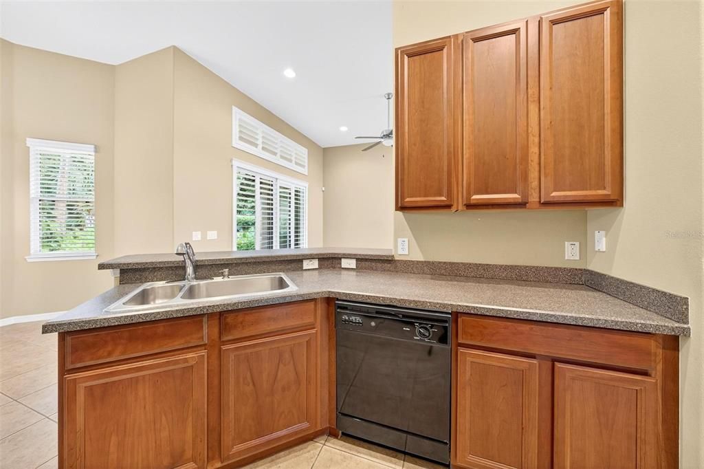 Под контрактом: $469,000 (3 спален, 2 ванн, 1955 Квадратных фут)