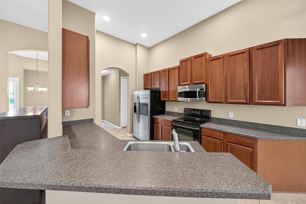 Под контрактом: $469,000 (3 спален, 2 ванн, 1955 Квадратных фут)