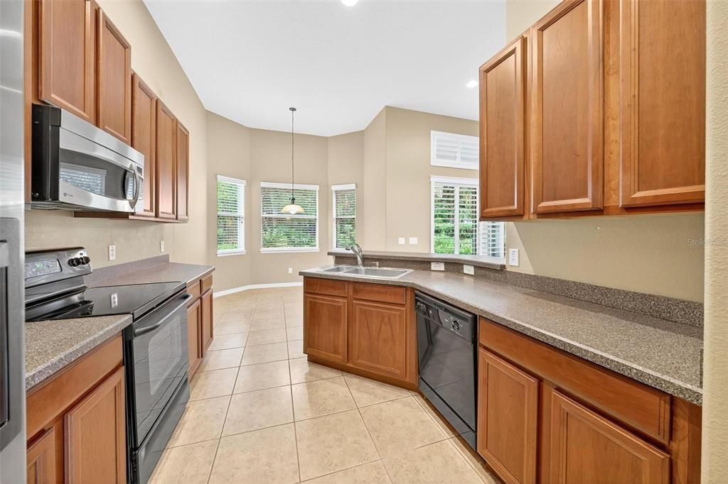 Под контрактом: $469,000 (3 спален, 2 ванн, 1955 Квадратных фут)