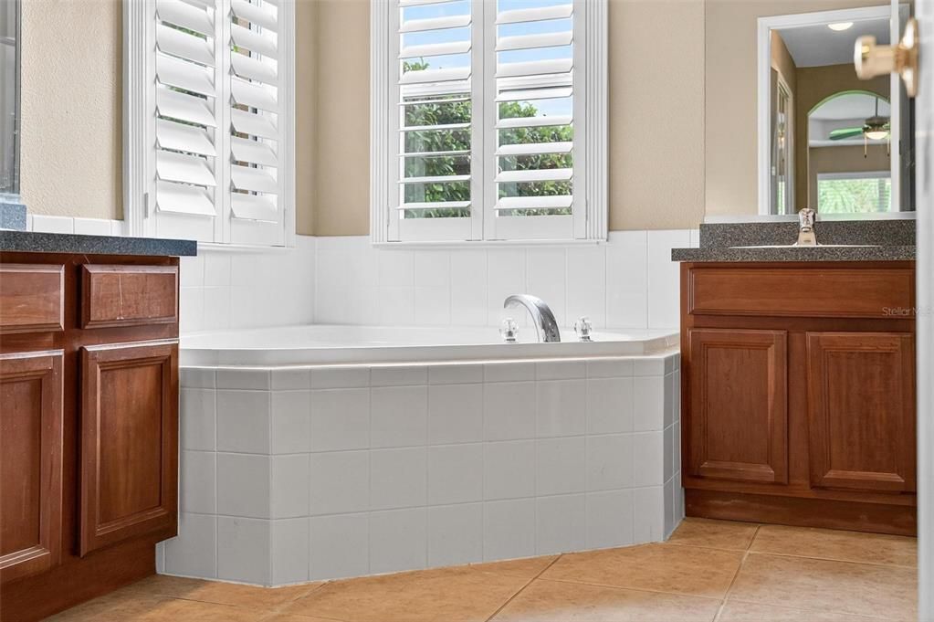 Под контрактом: $469,000 (3 спален, 2 ванн, 1955 Квадратных фут)