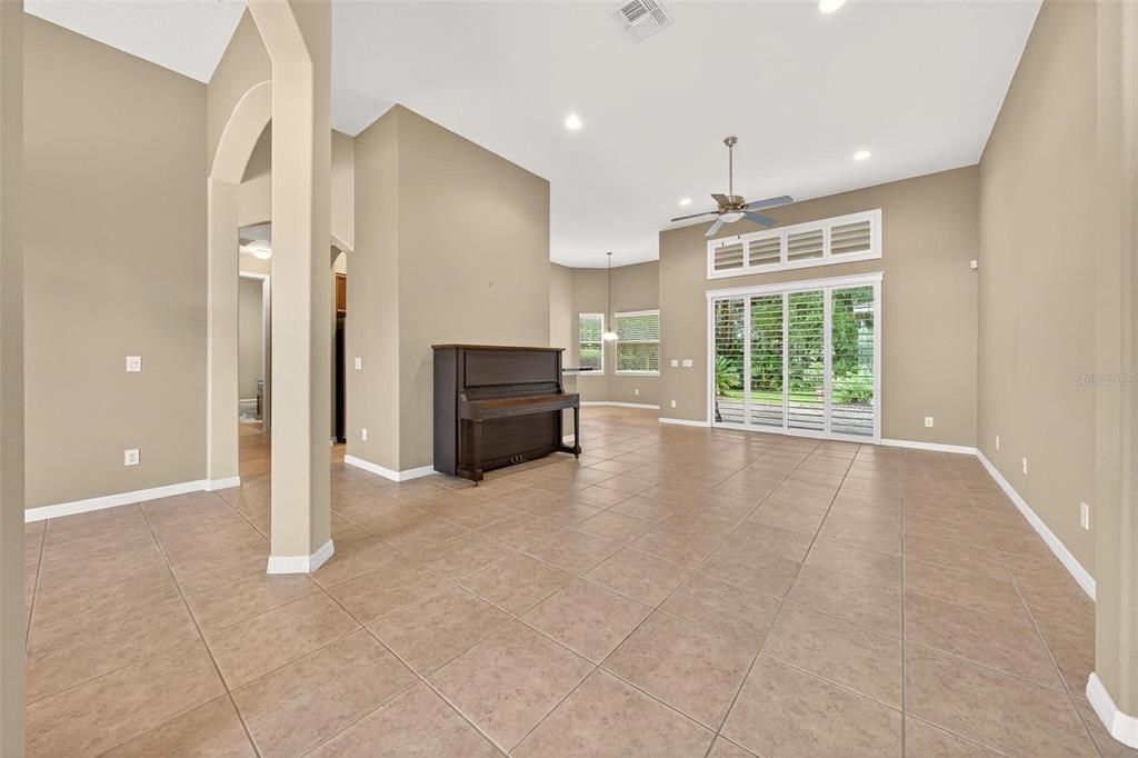 Под контрактом: $469,000 (3 спален, 2 ванн, 1955 Квадратных фут)