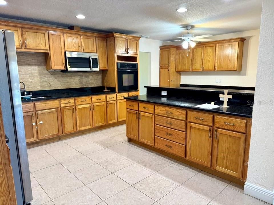 En Venta: $550,000 (4 camas, 2 baños, 2873 Pies cuadrados)