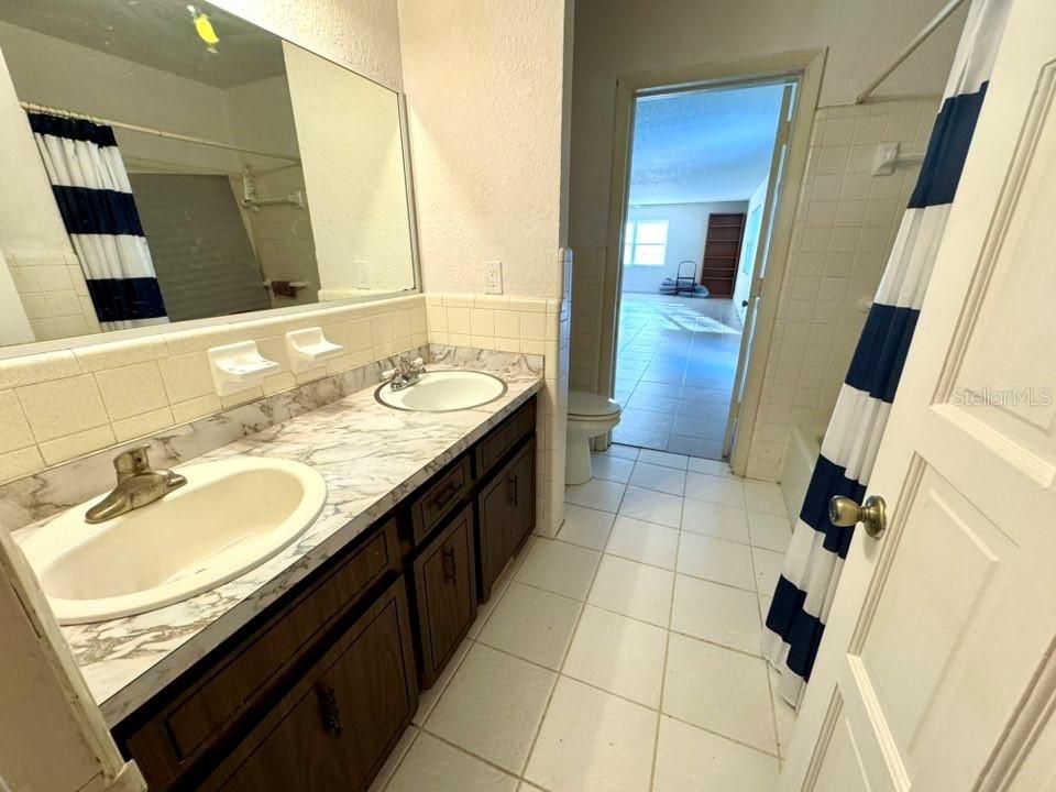 En Venta: $550,000 (4 camas, 2 baños, 2873 Pies cuadrados)