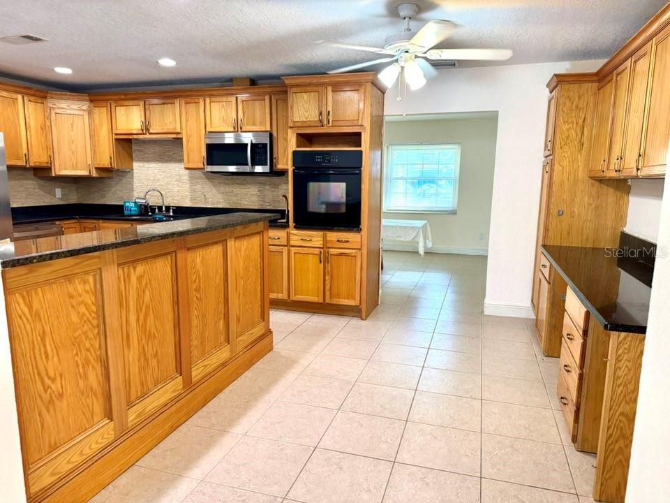 En Venta: $550,000 (4 camas, 2 baños, 2873 Pies cuadrados)