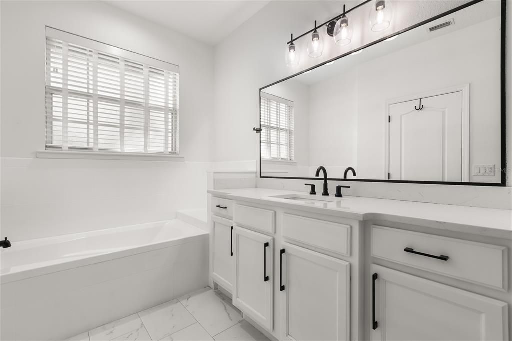 合同活跃: $490,000 (3 贝兹, 2 浴室, 1640 平方英尺)