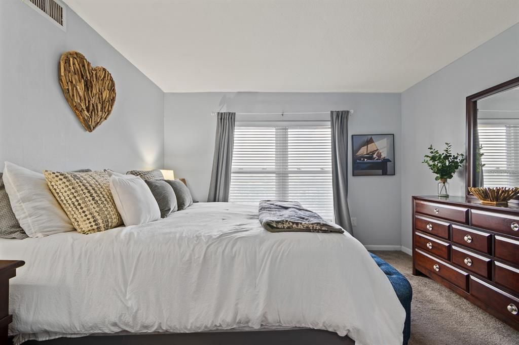 待售: $178,000 (1 贝兹, 1 浴室, 702 平方英尺)