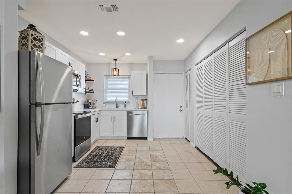 待售: $178,000 (1 贝兹, 1 浴室, 702 平方英尺)