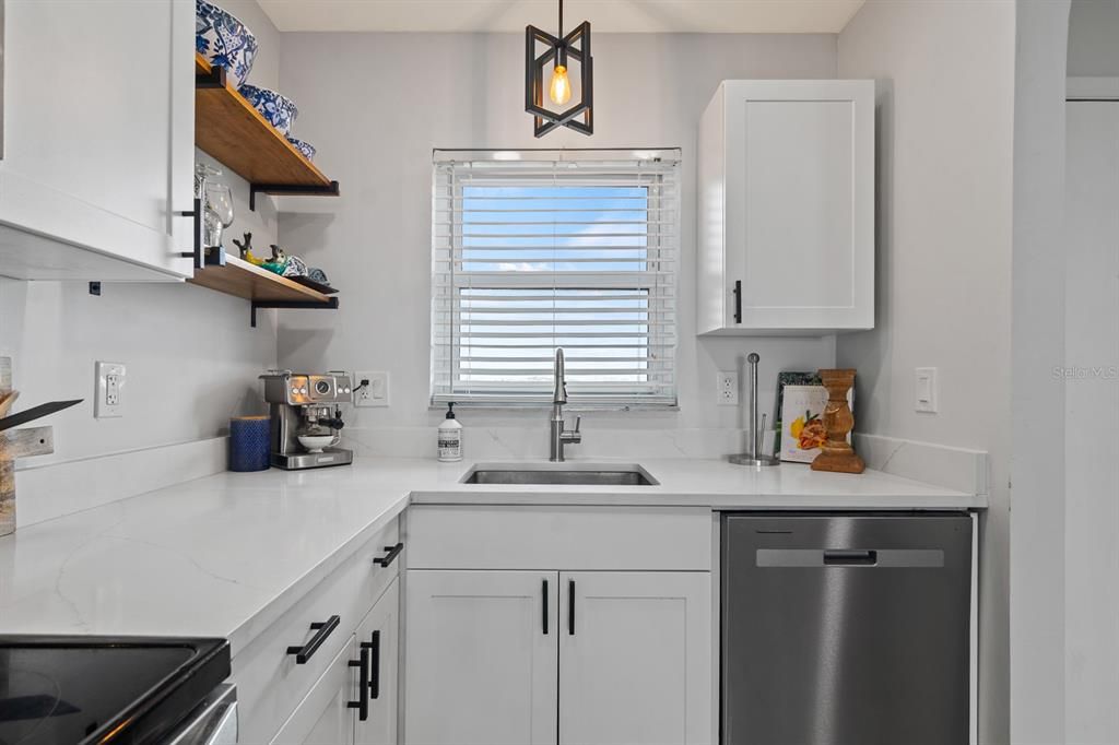 待售: $178,000 (1 贝兹, 1 浴室, 702 平方英尺)