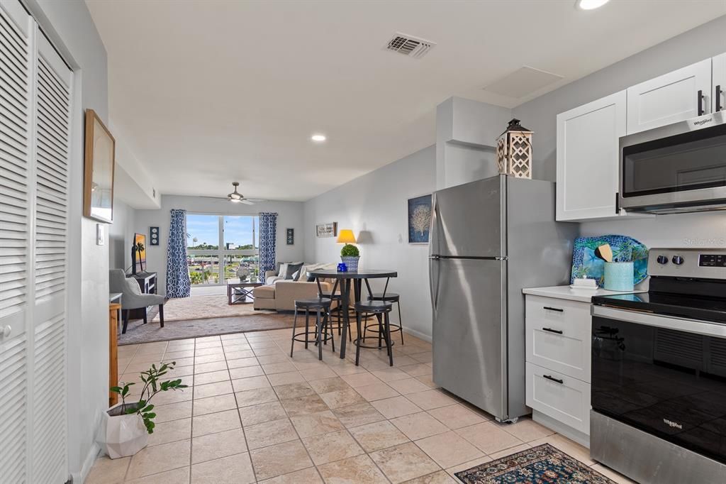 待售: $178,000 (1 贝兹, 1 浴室, 702 平方英尺)