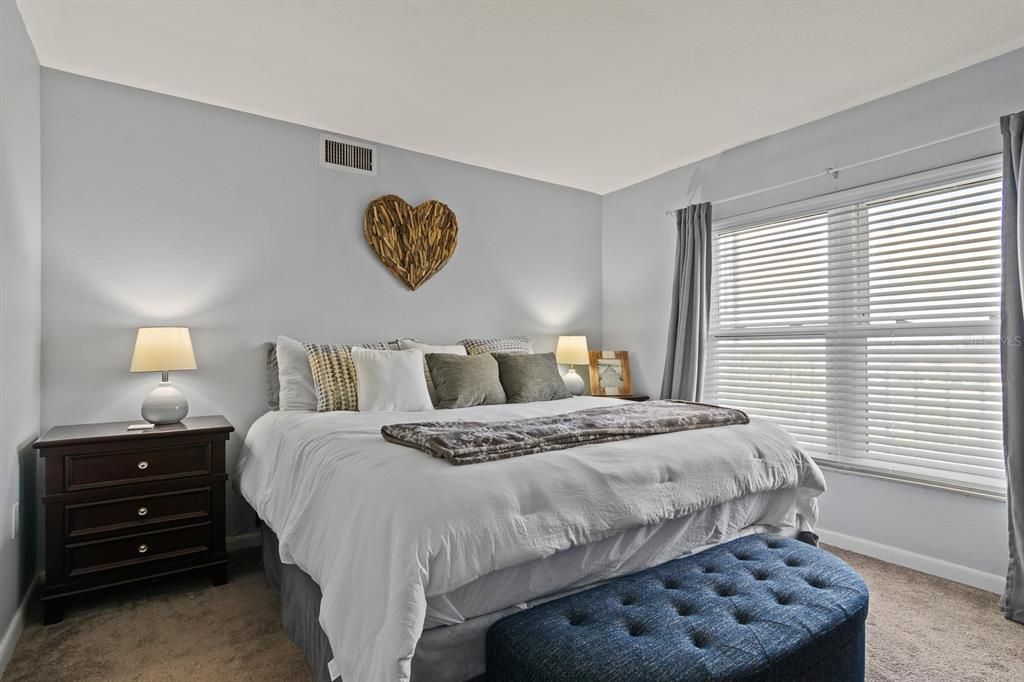 待售: $178,000 (1 贝兹, 1 浴室, 702 平方英尺)