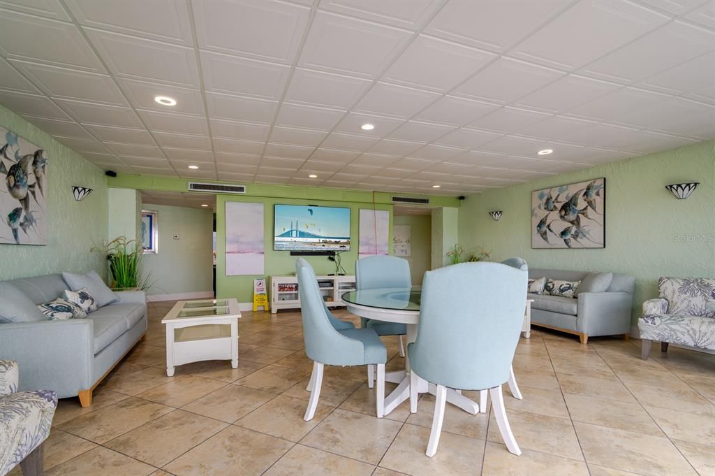 待售: $178,000 (1 贝兹, 1 浴室, 702 平方英尺)