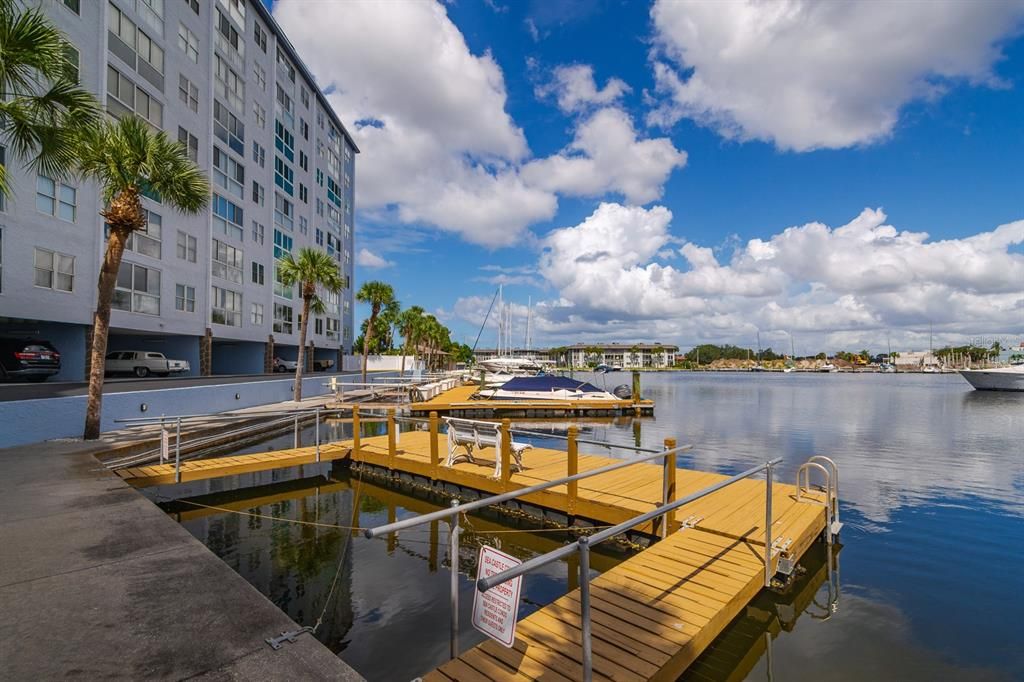 待售: $178,000 (1 贝兹, 1 浴室, 702 平方英尺)